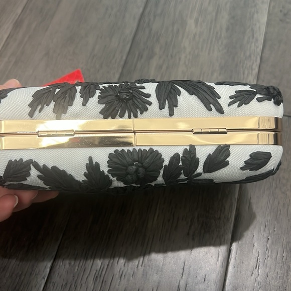 Kelly & Katie gold hardware crocheted like floral evening/daytime clutch purse - Picture 4 of 10